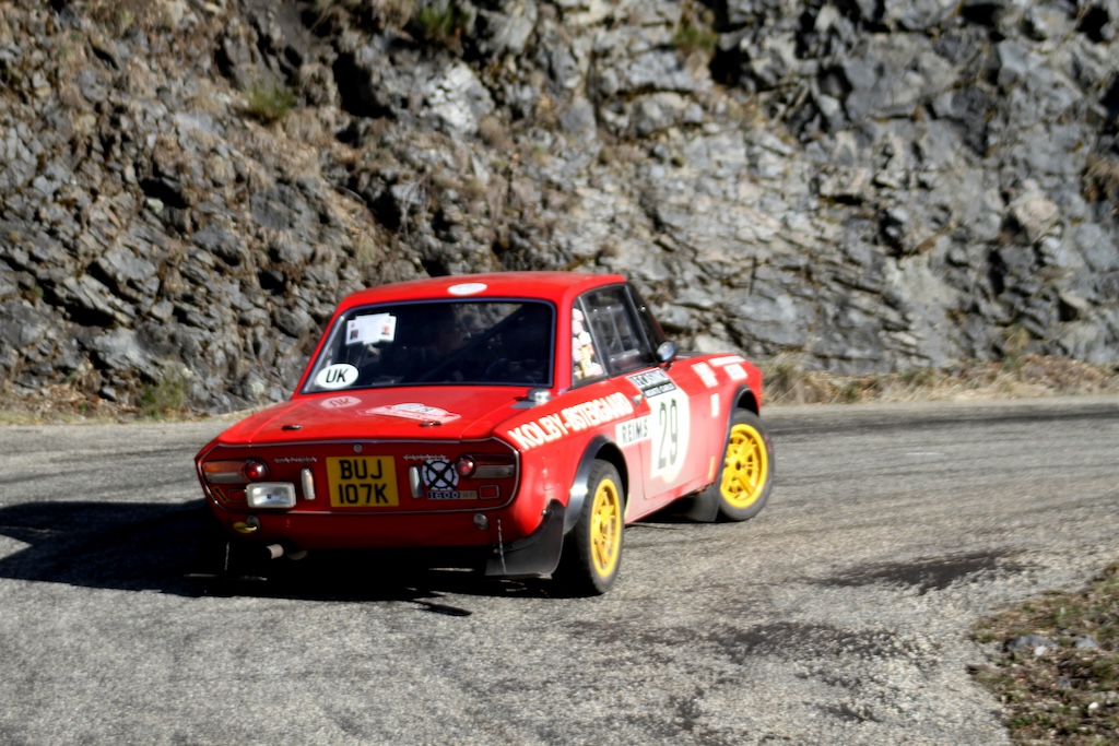 Hans Kolby Hansen fra Skodsborg og Jan Østergaard fra Juelsminde runder et skarpt hårnålesving i deres Lancia Fulvia HF 1.6. De er nu nr. 55.
(Foto: Mogens Reidl)